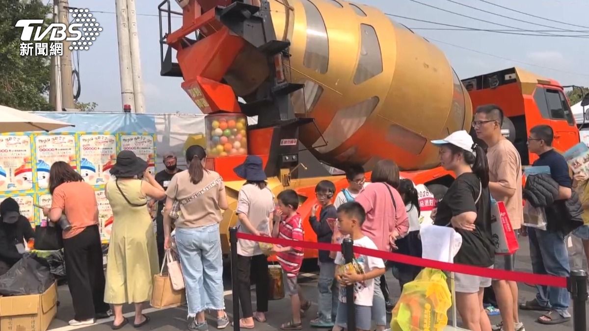 園區內還設置水泥車造型的扭蛋機。(圖/TVBS)