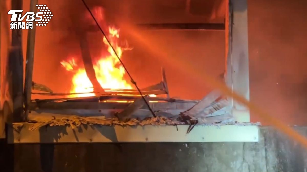 工廠內不斷有爆炸聲傳出。（圖／TVBS）