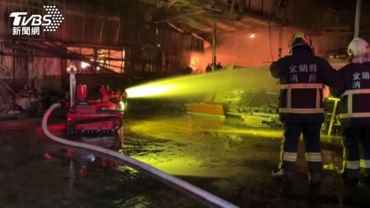 工廠內不斷有爆炸聲傳出，警消迅速射水灌救。（圖／TVBS）