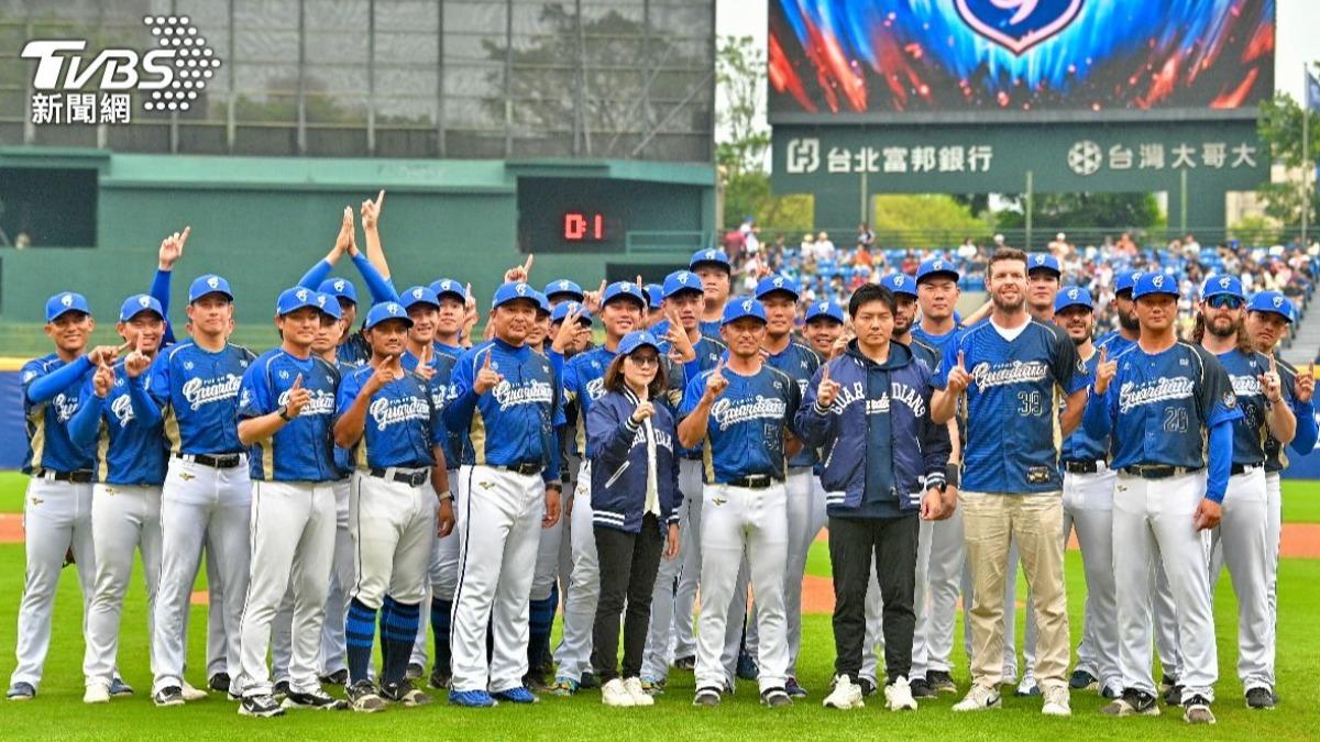 富邦悍將逆轉擊敗樂天桃猿隊。(圖/胡瑞麒攝)