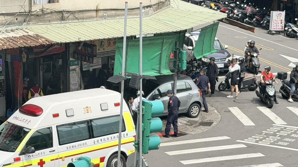易家鯊魚麵-易家鯊魚麵車禍-信義區車禍-信義區易家鯊魚麵-轎車撞進易家鯊魚麵-易家涼麵-易家鯊魚麵老闆受傷-易家鯊魚麵停業-易家鯊魚麵無限期休業-易家鯊魚麵重啟營業