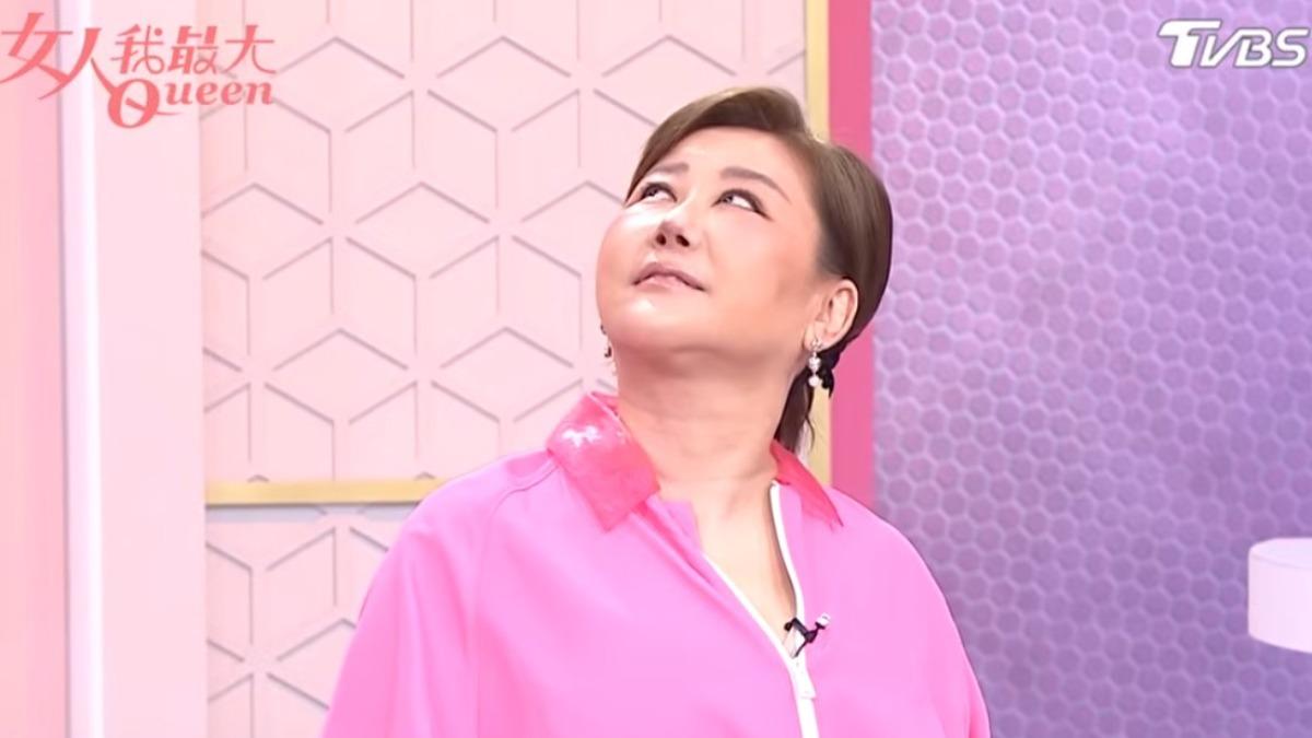 第一步「身體不動、頭往側邊轉」，接著把下巴往上抬。（圖／翻攝自女人我最大YT)