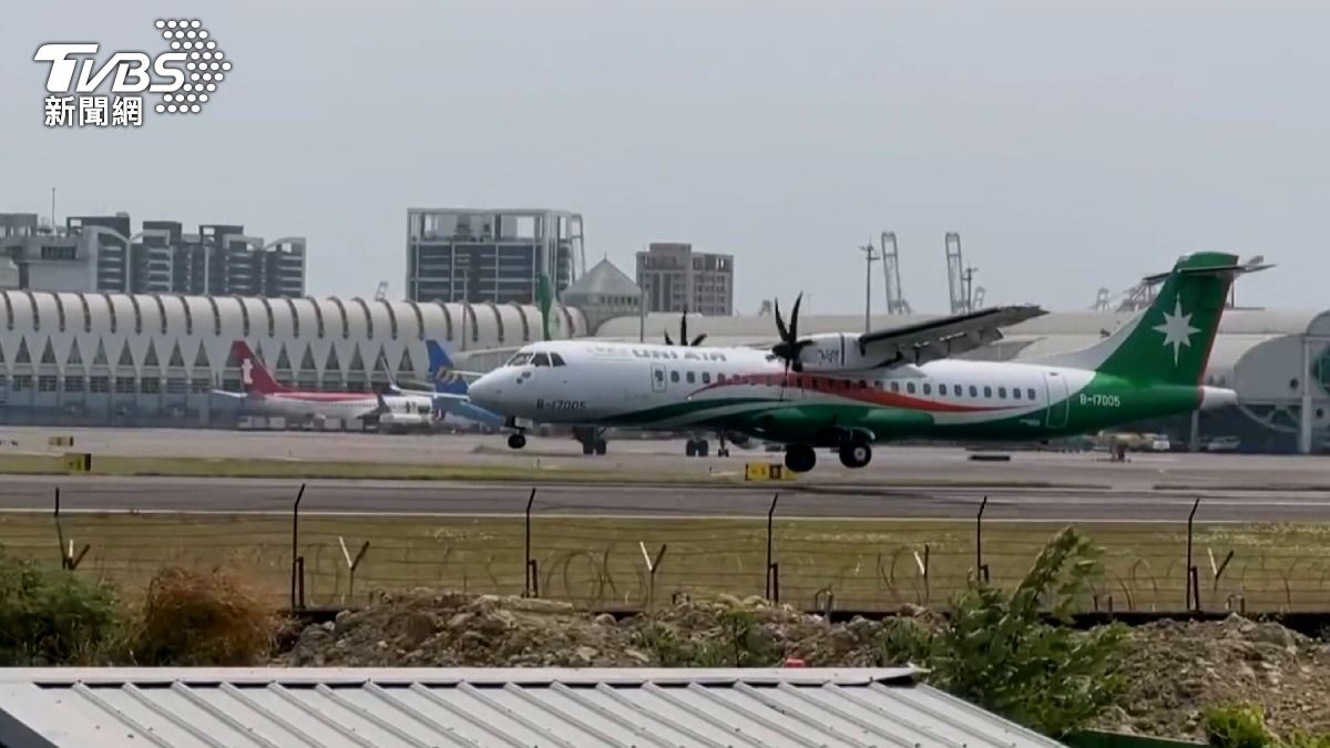 清明連假首日,高雄風勢強勁,小港機場有航班降落又重飛。(畫面提供/Brian Yang)