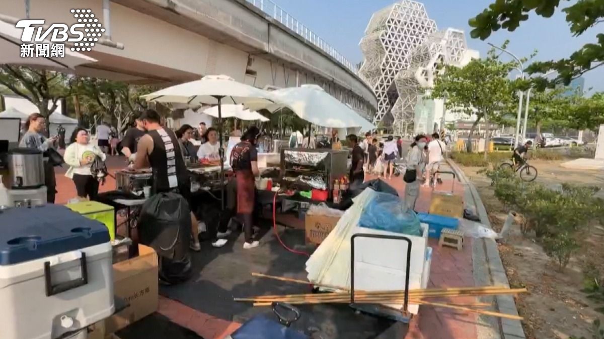 氣象署針對16個縣市發布陸上強風特報,在梓官蚵仔寮氣象站觀測到瞬間風達8級。(圖/TVBS)