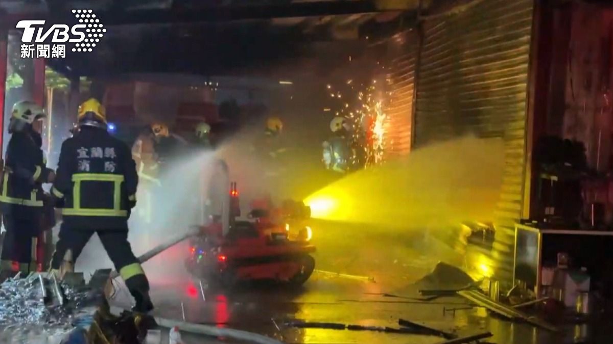 警義消出動9個單位、約90人力,全力搶救,幸好火勢在1小時左右撲滅,無人傷亡。(圖/TVBS)
