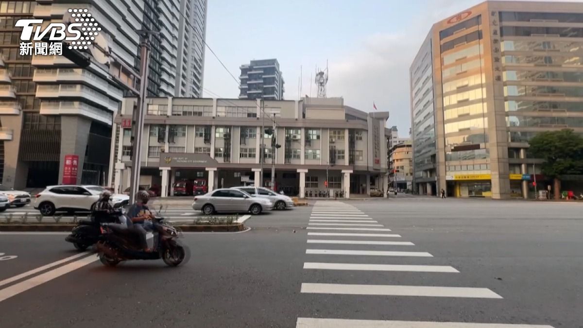 中港分隊同仁執行測試程序時誤觸按鈕，導致警報聲量異常響亮。(圖／TVBS)