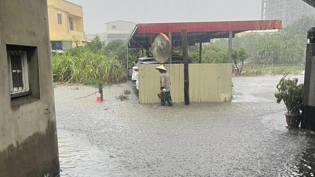 苗栗市新庄街因暴雨淹水。(圖/翻攝苗栗大小事)