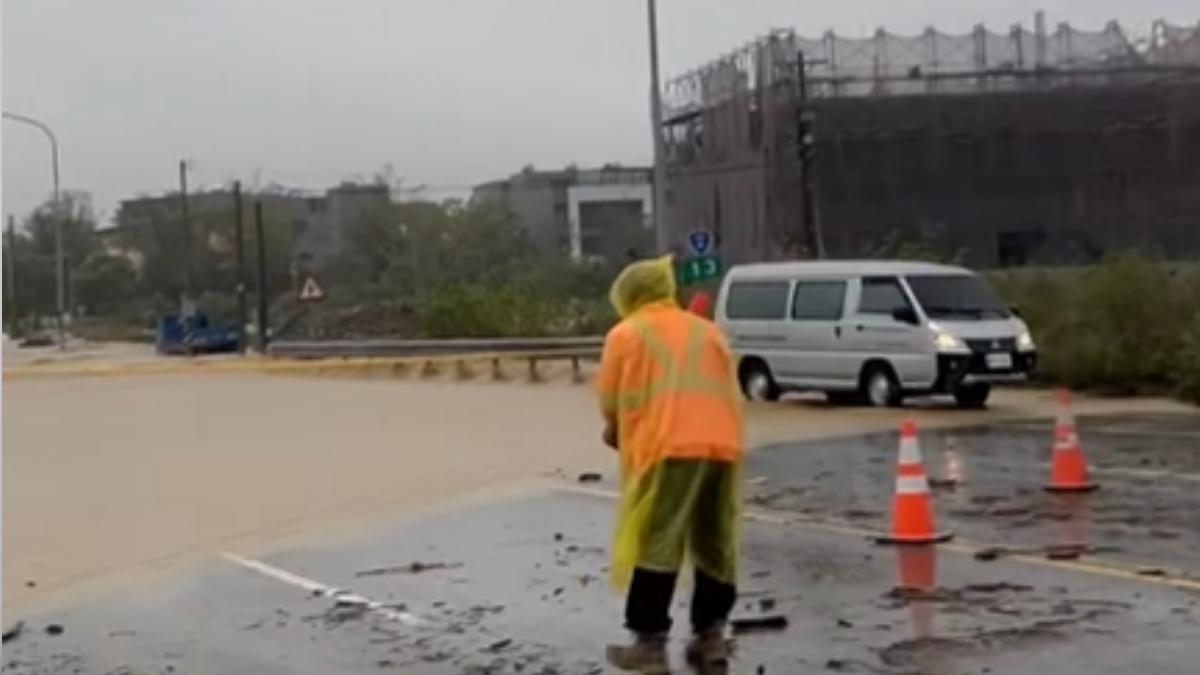 苗栗高鐵站附近的加油站淹水已封路。(圖/翻攝苗栗大小事)
