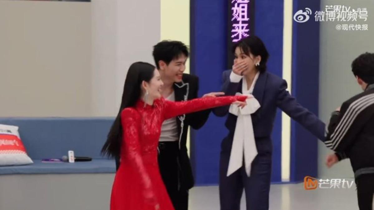 曾沛慈聽到齊思鈞開口唱〈夠愛〉當場嚇壞。(圖/翻攝自微博)