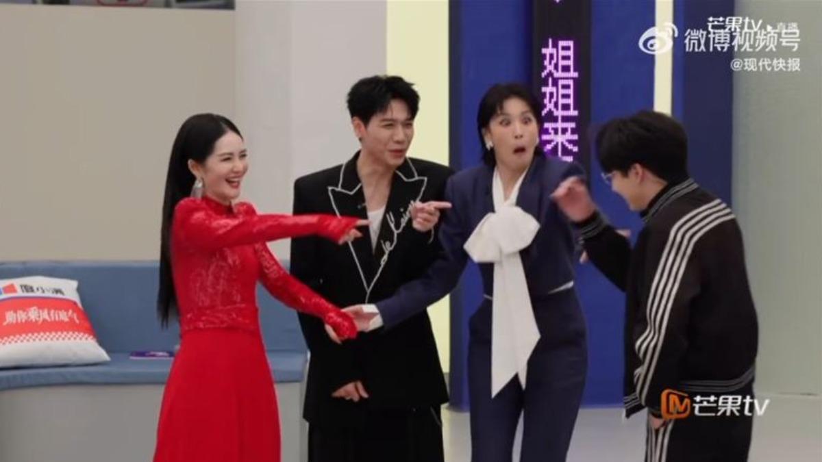 曾沛慈聽到齊思鈞開口唱〈夠愛〉當場嚇壞。(圖/翻攝自微博)