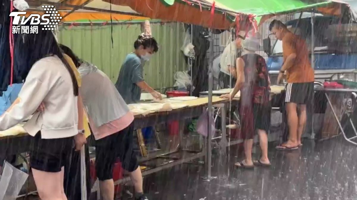 14縣市遭雨彈狂炸!嘉義市場人潮爆滿 民眾:冒雨也要搶春捲