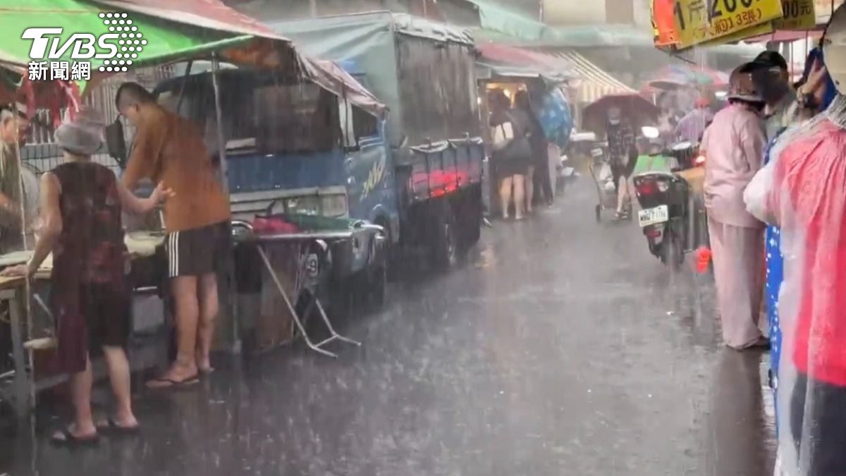 民眾寧願冒雨也要出來買春捲。(圖/TVBS)