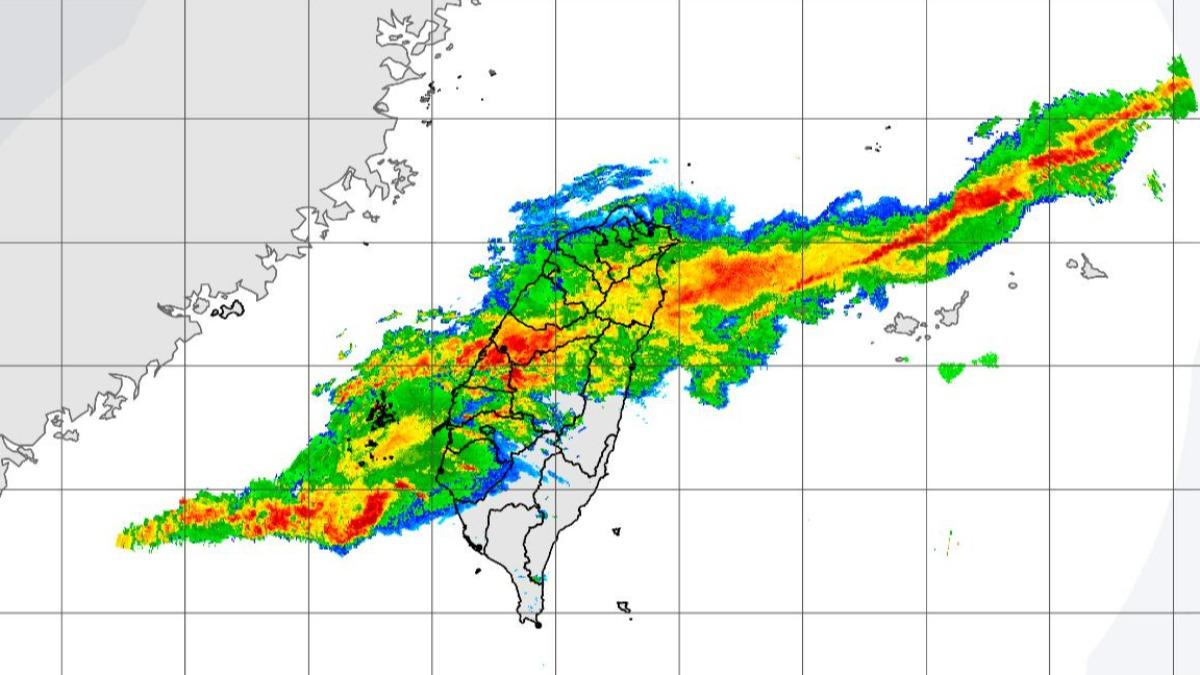 雷雨胞「一劍貫穿」苗栗正往台中去！氣象粉專：台南以北都受影響