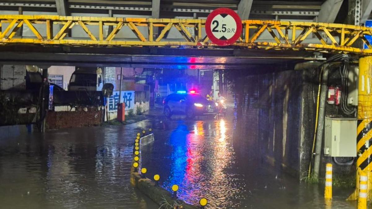 警方到場後先用車身阻擋。（圖／翻攝自曾翰揚臉書）