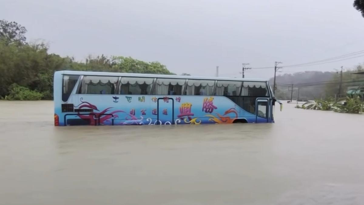 遊覽車接近一半泡在水裡。(圖/翻攝自Threads 0.juannn_)