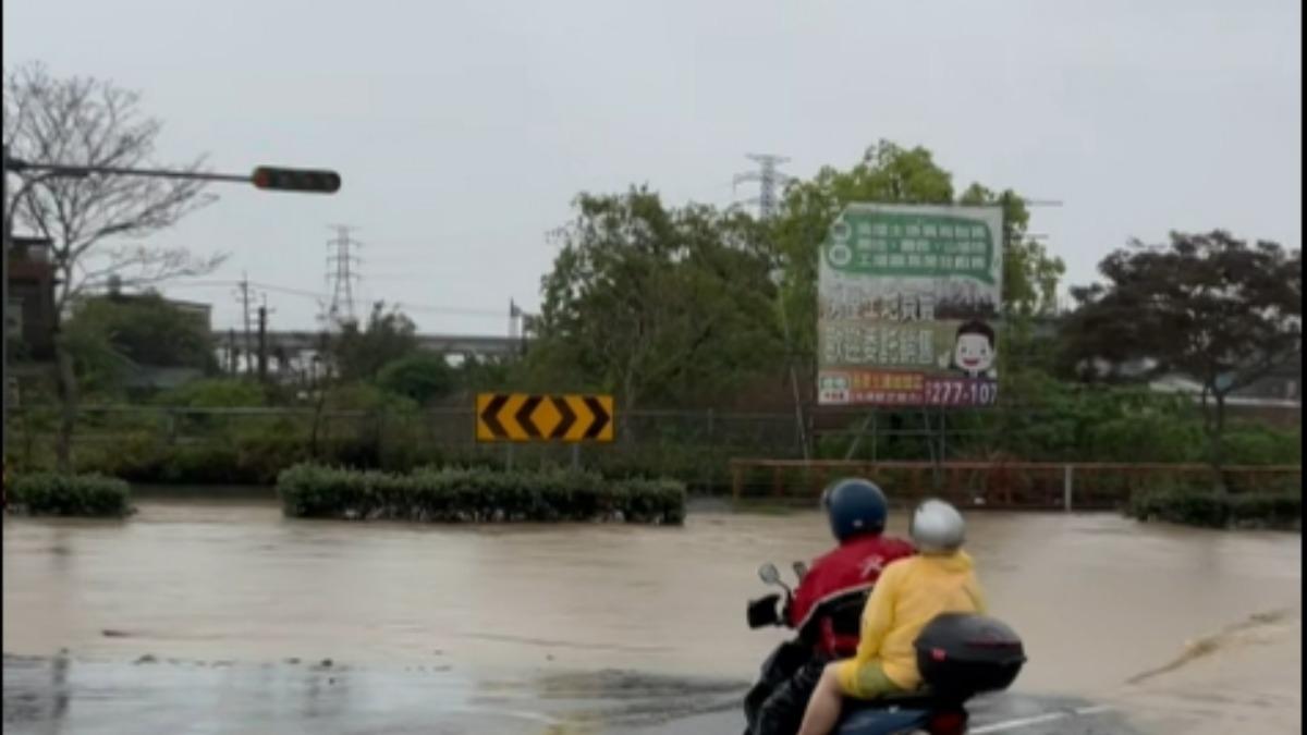 苗栗淹水,民眾騎車無法通行。(圖/臉書「苗栗大小事」)