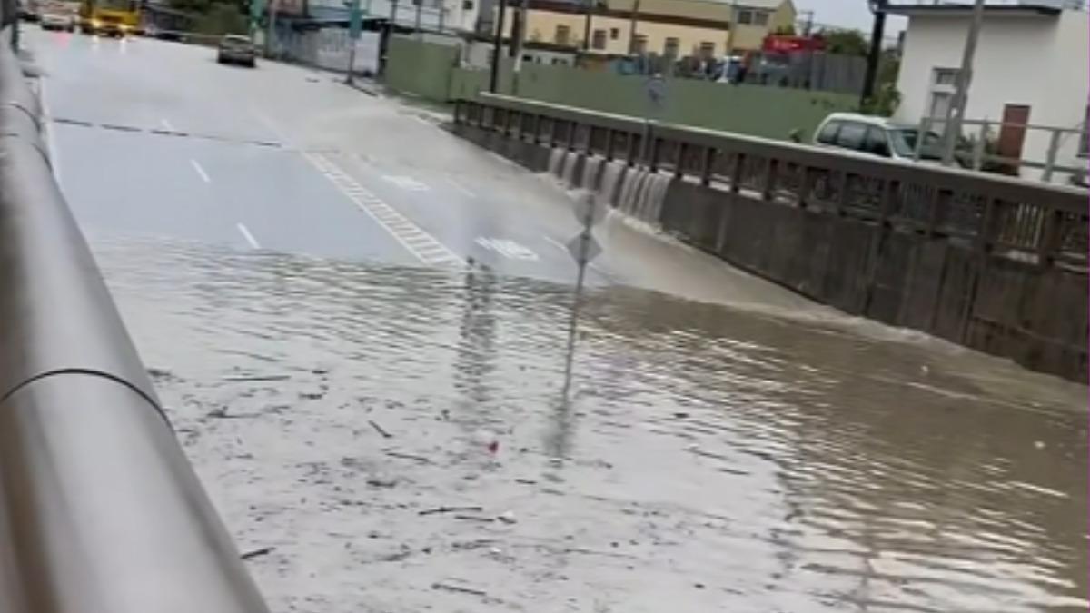 水淹進地下道。(圖/臉書「苗栗大小事」)