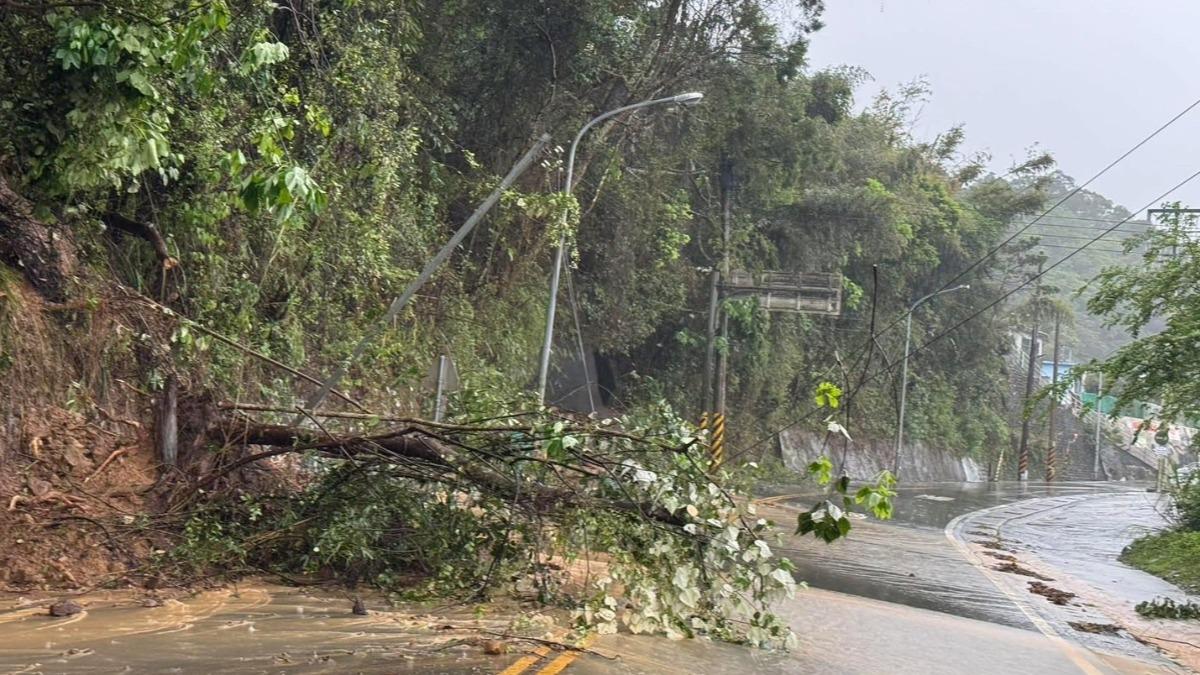 苗栗多處傳出淹水災情，部分道路阻斷無法通行。（圖／翻攝自蕭詠萱臉書）