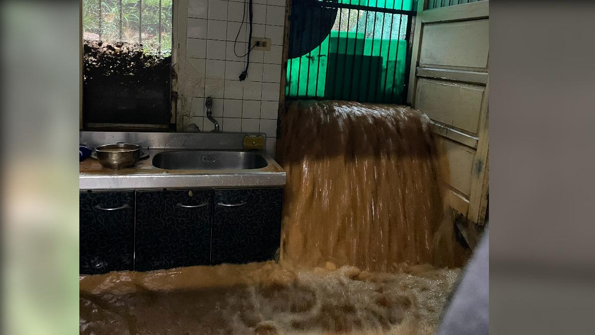 暴雨加黃土衝進苗栗通霄民宅 廚房變「泥流瀑布」超驚悚