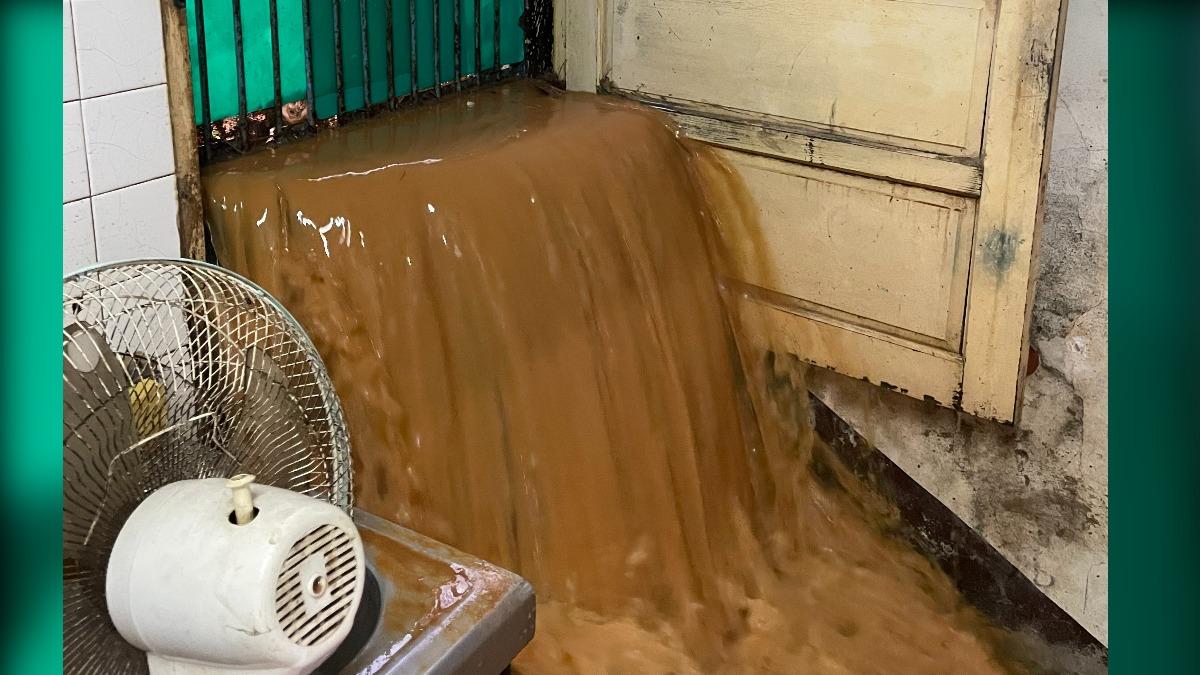 泥水淹進民宅形成小型瀑布。（圖／民眾提供）