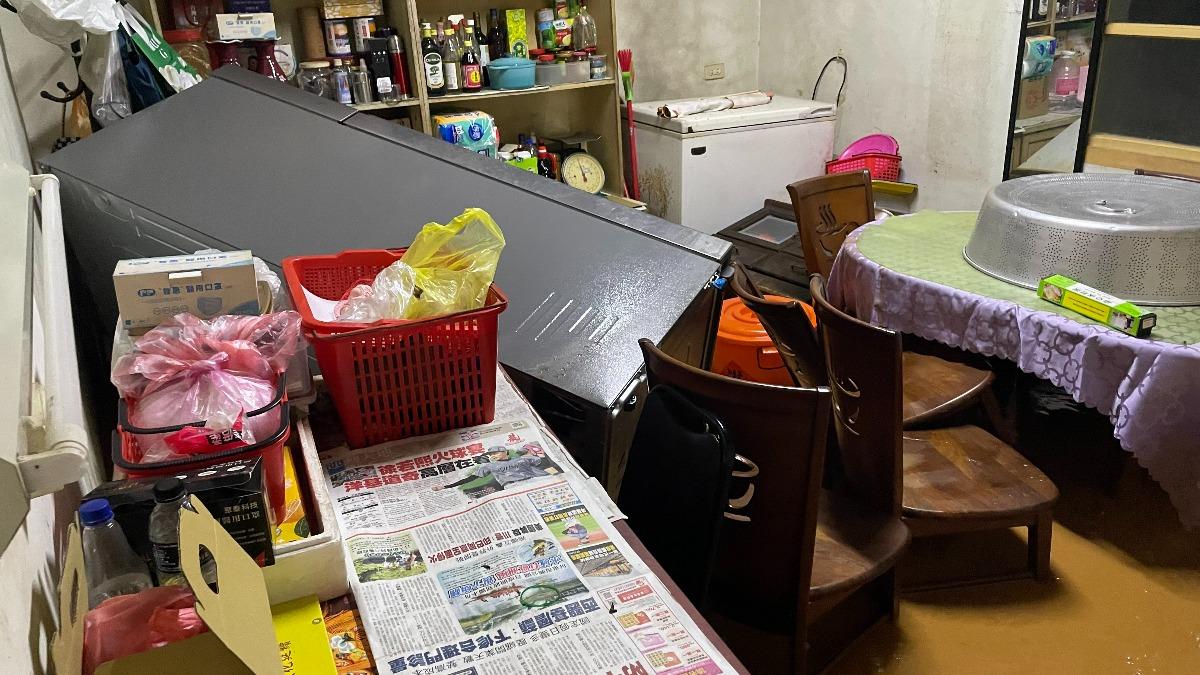 泥水灌進民宅連冰箱都倒了。（圖／民眾提供）