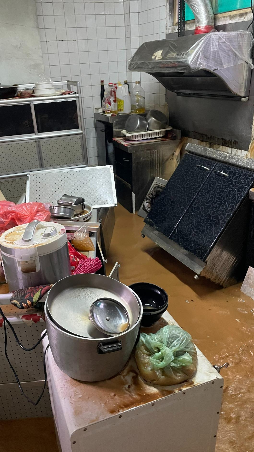 室內物品傾倒一片狼藉。（圖／民眾提供）