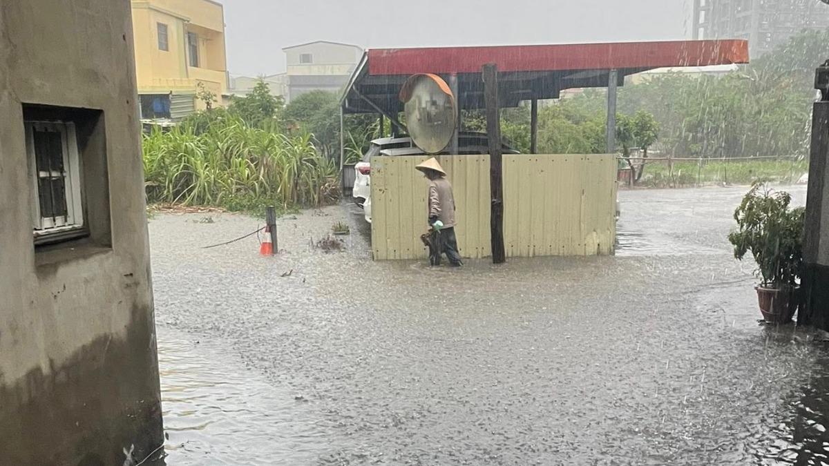 當地積水慘重。（圖／翻攝自臉書苗栗大小事）