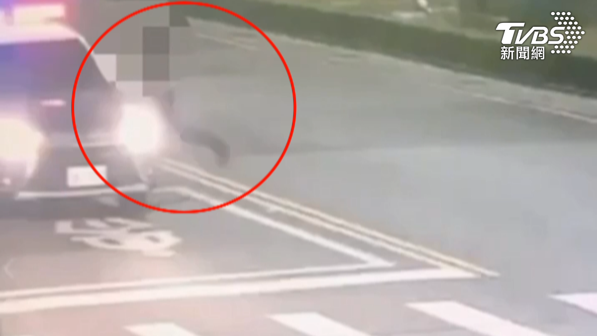 高雄市前鎮一名印尼籍男子在路上看見巡邏車後,竟上前拍打引擎蓋、猛踹車門。(圖/TVBS)