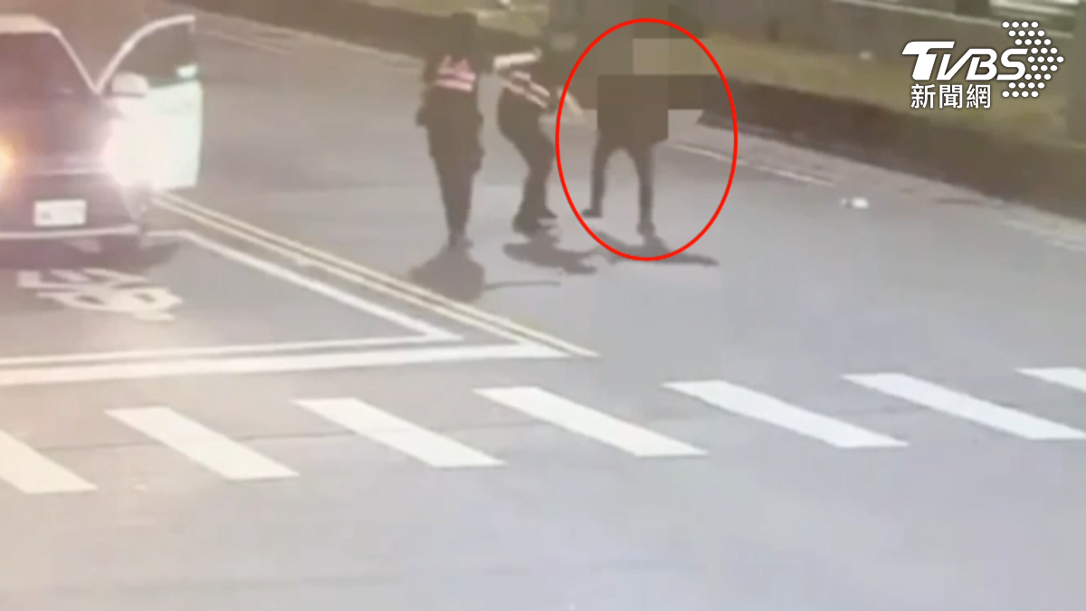 男子撥掉員警身上的密錄器後逃跑,經女警使用辣椒水才成功壓制。(圖/TVBS)