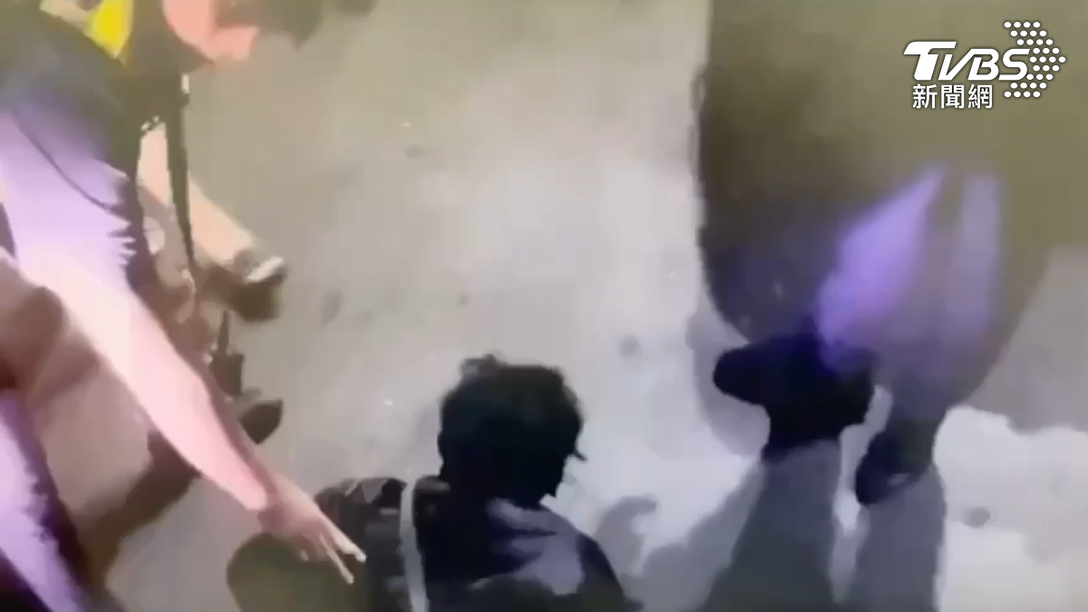 透過通譯人員溝通後,男子供稱因急欲返國探視家人情緒失控,才做出脫序行為。(圖/TVBS)