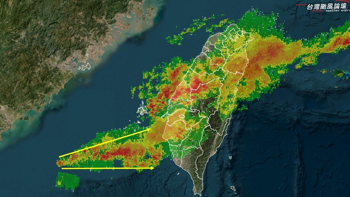 南部外海「煙囪雲」發展中!傍晚到明晨降雨高峰 防強烈雷雨