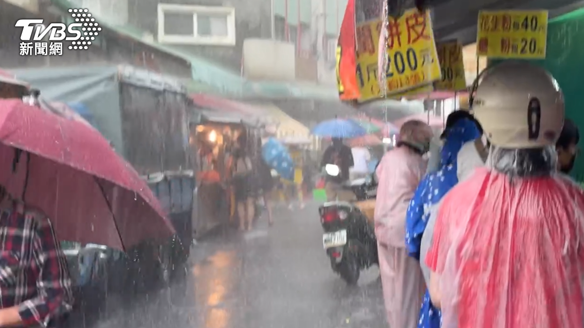 清明連假第二天,嘉義朴子地區降下大雨,市場內仍可見民眾穿著雨衣或撐傘採買。(圖/TVBS)