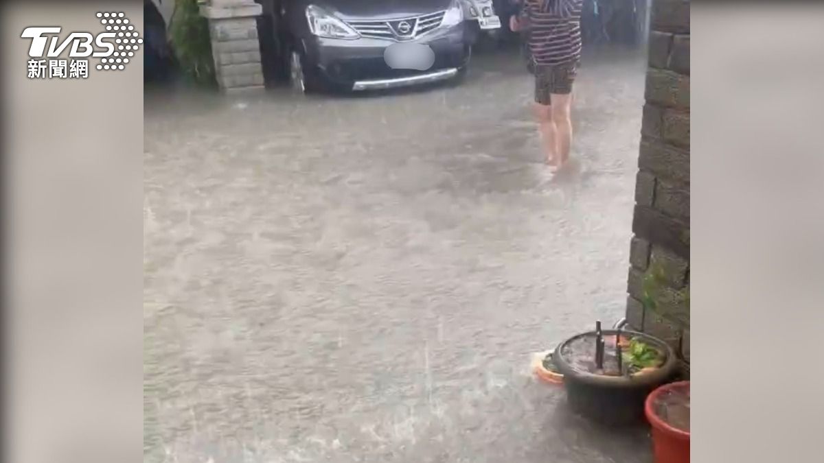 雨用灌的！苗栗公館家門口變小河　一樓淹水居民清晨掃水超崩潰