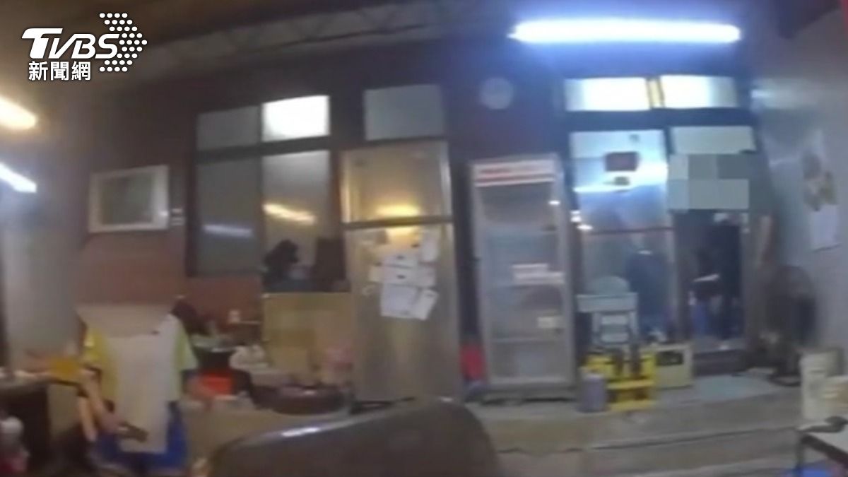 60年鵝肉店爆衝突，顧客疑不滿帳單金額，翻桌就跑。（圖／TVBS）