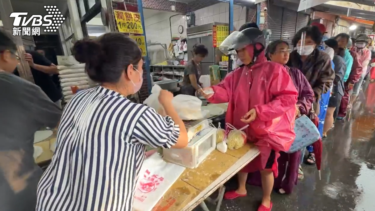 儘管雨勢猛烈,但民眾購買潤餅皮的熱情絲毫不減。(圖/TVBS)