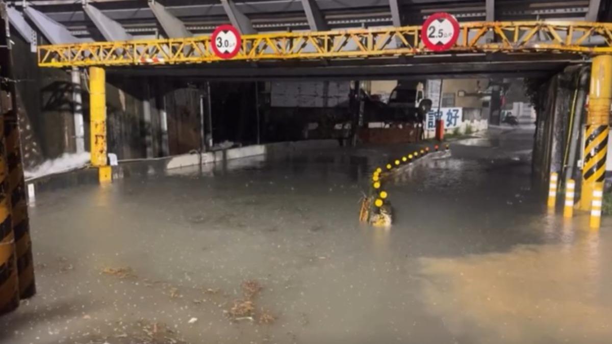 新竹太原路地下道積水嚴重,一度封閉。(圖/水源里里長曾翰揚提供)