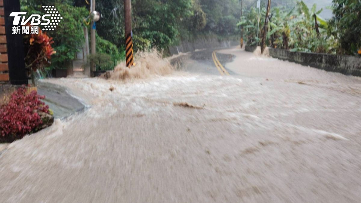 南庄鄉山區道路多處淹水。(圖/TVBS)