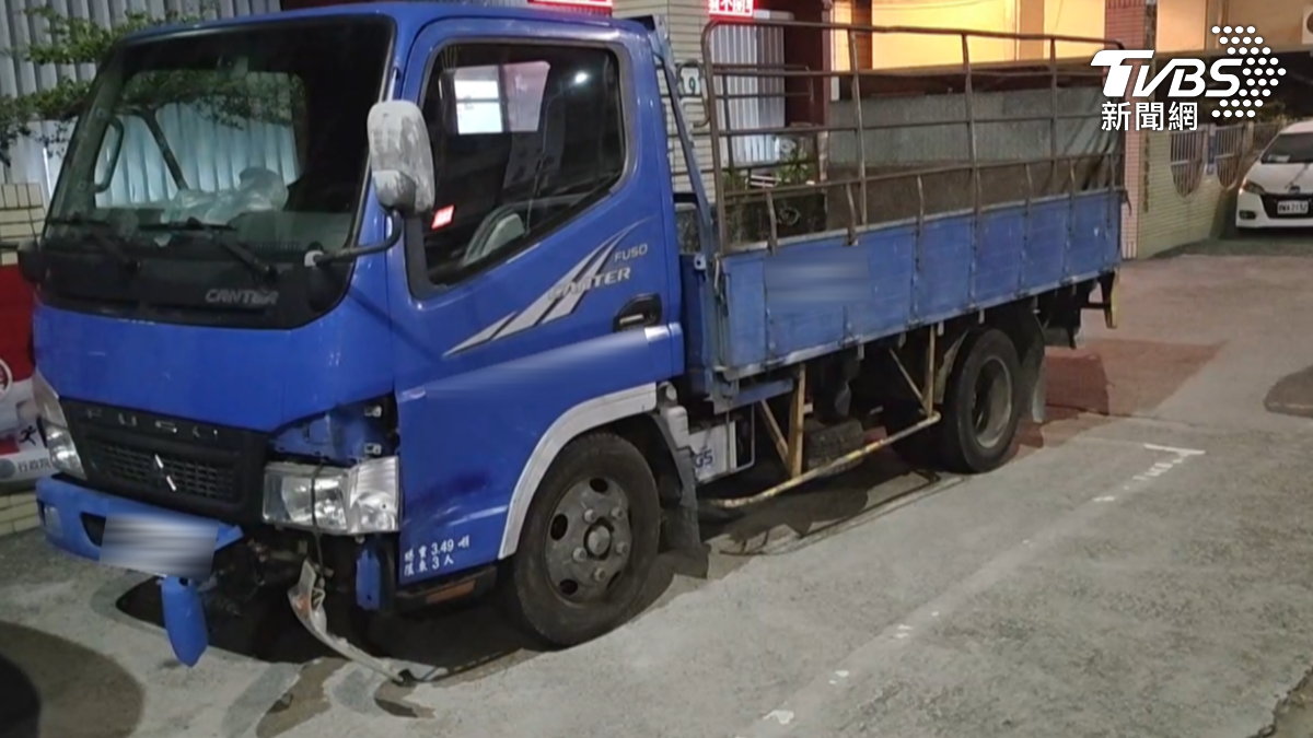 高雄鳳山發生一起債務糾紛引發的暴力衝突事件，嫌犯開貨車衝撞鐵門後闖入屋內，持棍棒砸毀物品並毆打被害人。（圖／TVBS）