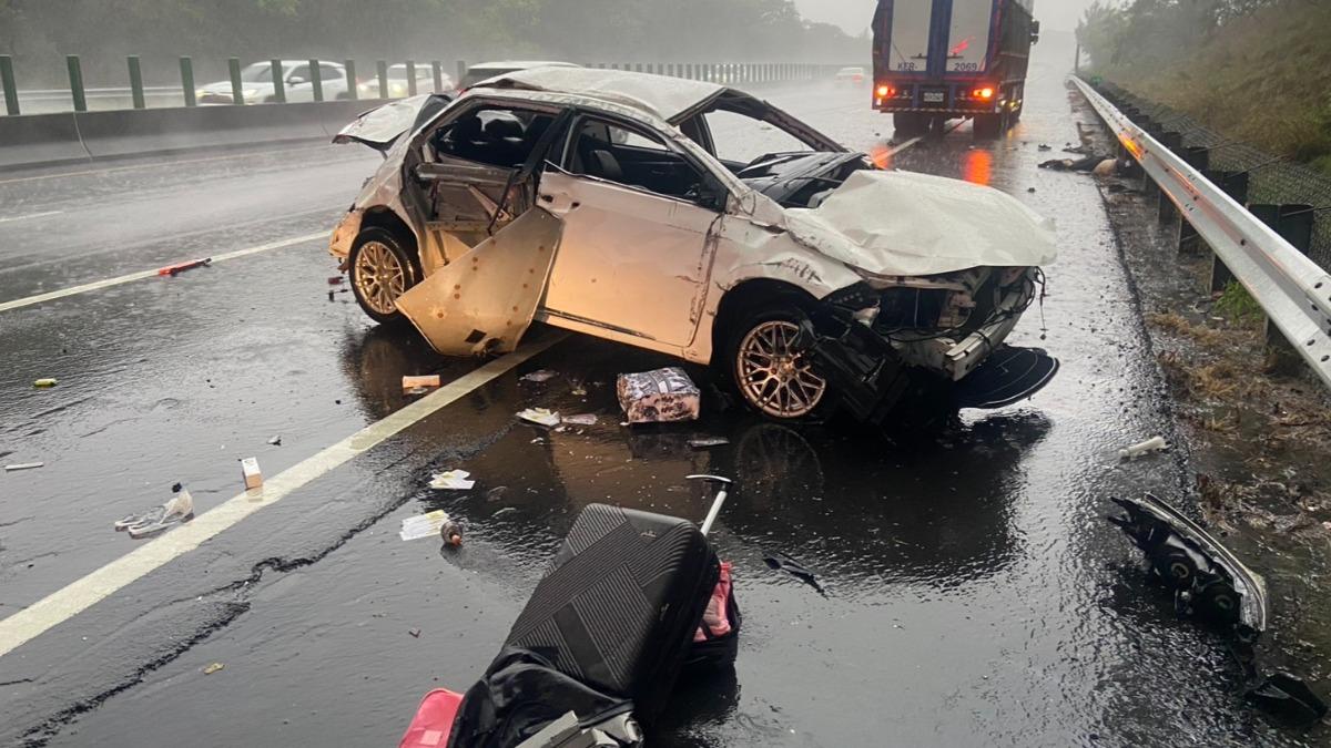 國3苗栗苑裡段車禍2死1傷!猛撞護欄車體扭曲 後座毀行李噴飛