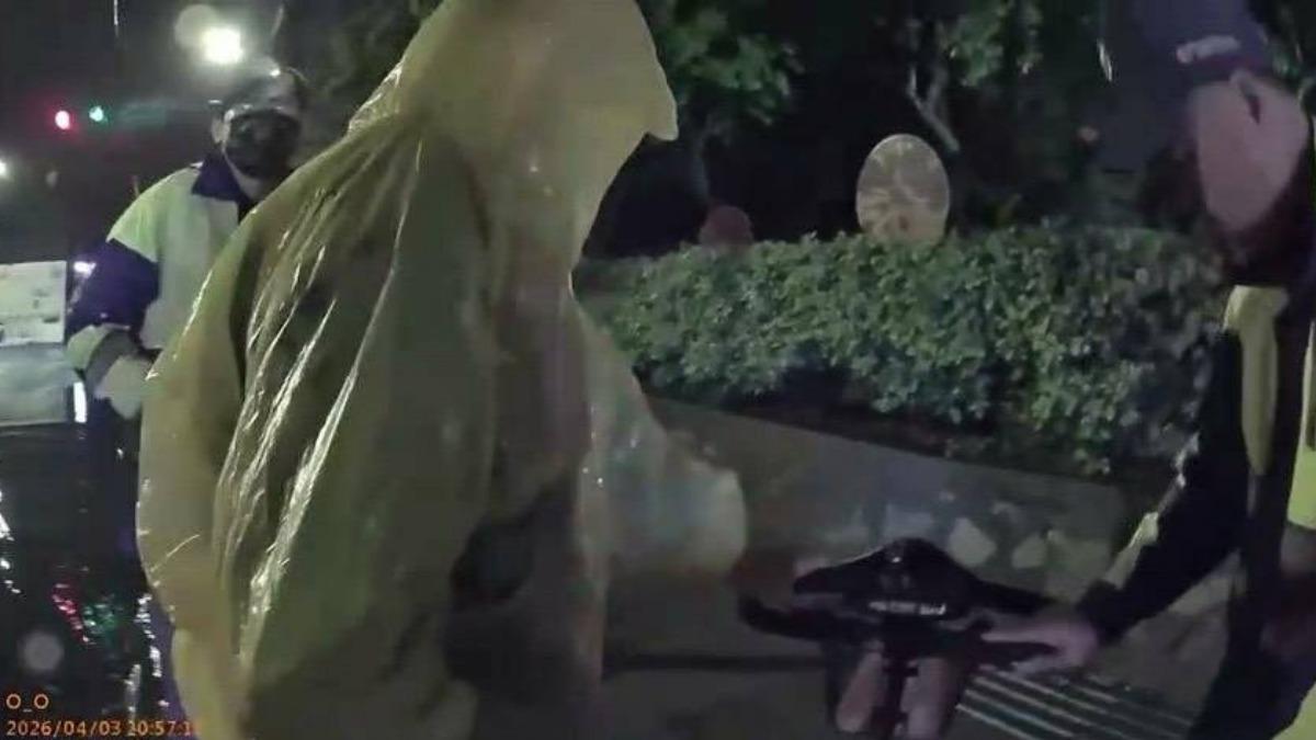 積水淹路險釀禍!金門老翁電動車拋錨卡路中 警徒手推車脫困