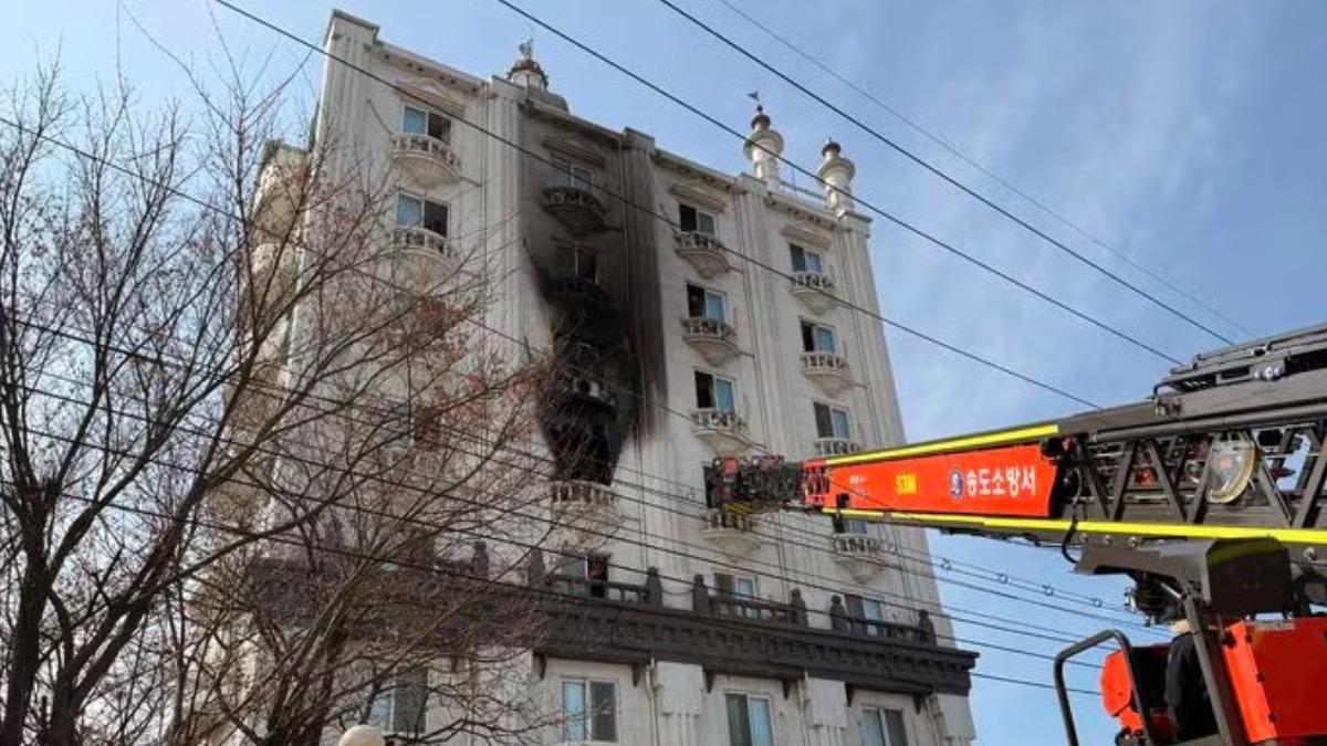 「電子菸充電」釀大火!韓旅館26人吸濃煙送醫 動員31輛消防車