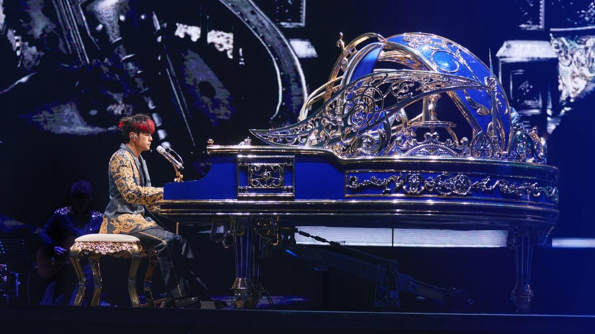 周董特地打造寶藍色金框歐風鋼琴,自彈自唱〈黑色幽默〉等歌。(圖/杰威爾提供)