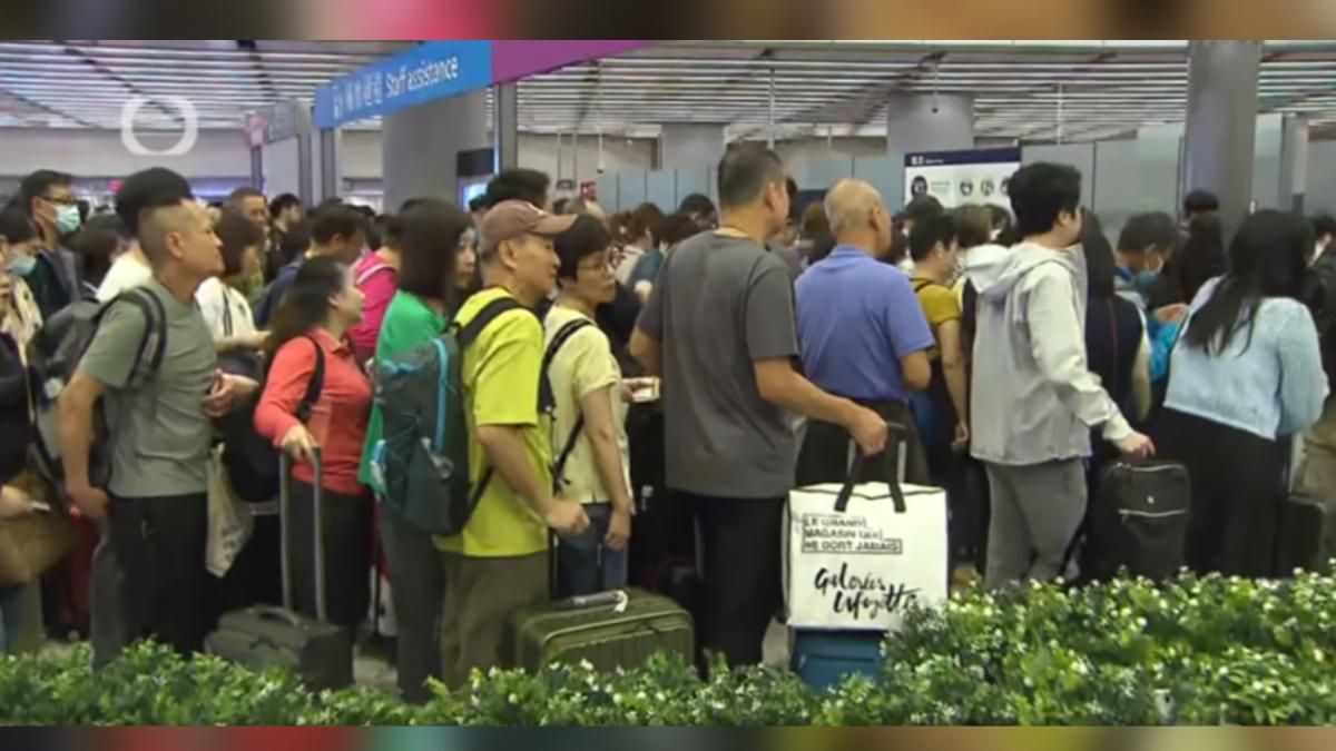 機票太貴改搭高鐵出遊,香港西九龍站擠爆。(圖/香港TVB)