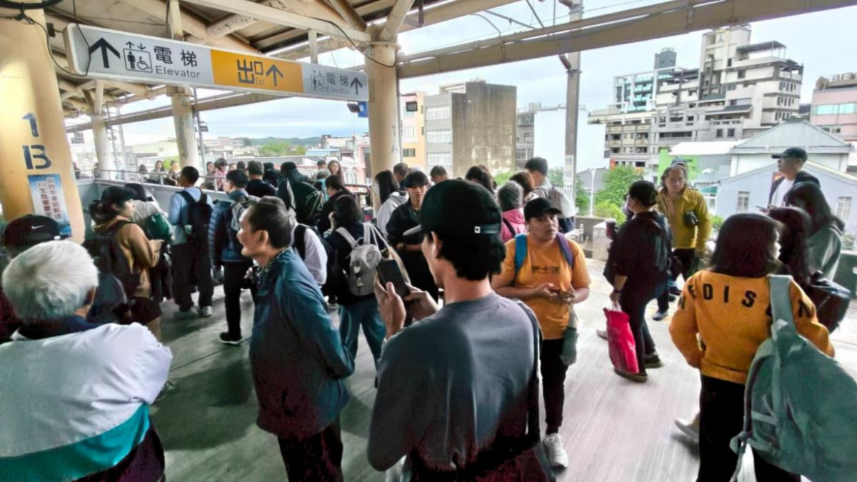 豪雨掏空路基!台鐵苗栗大山後龍雙向停駛 旅客苦等接駁2小時