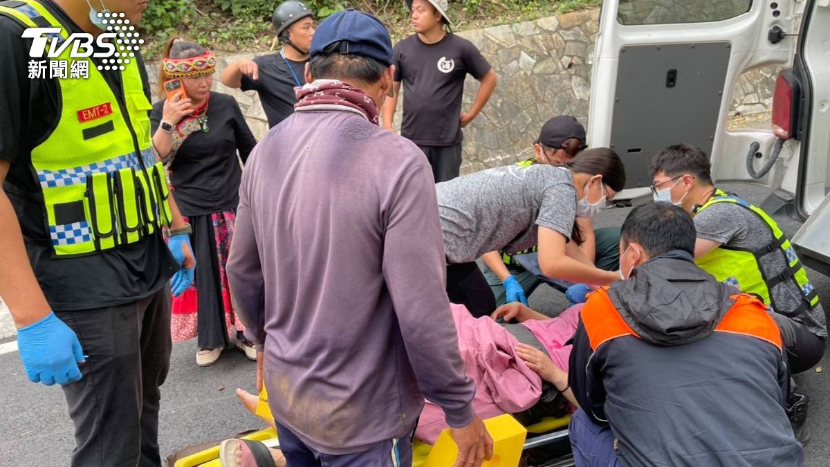 台東女子山路開車因身體不適失控衝出路旁斜坡，手機因自動偵測撞擊傳送定位資訊給消防局，並撥出求救電話。（圖／TVBS）