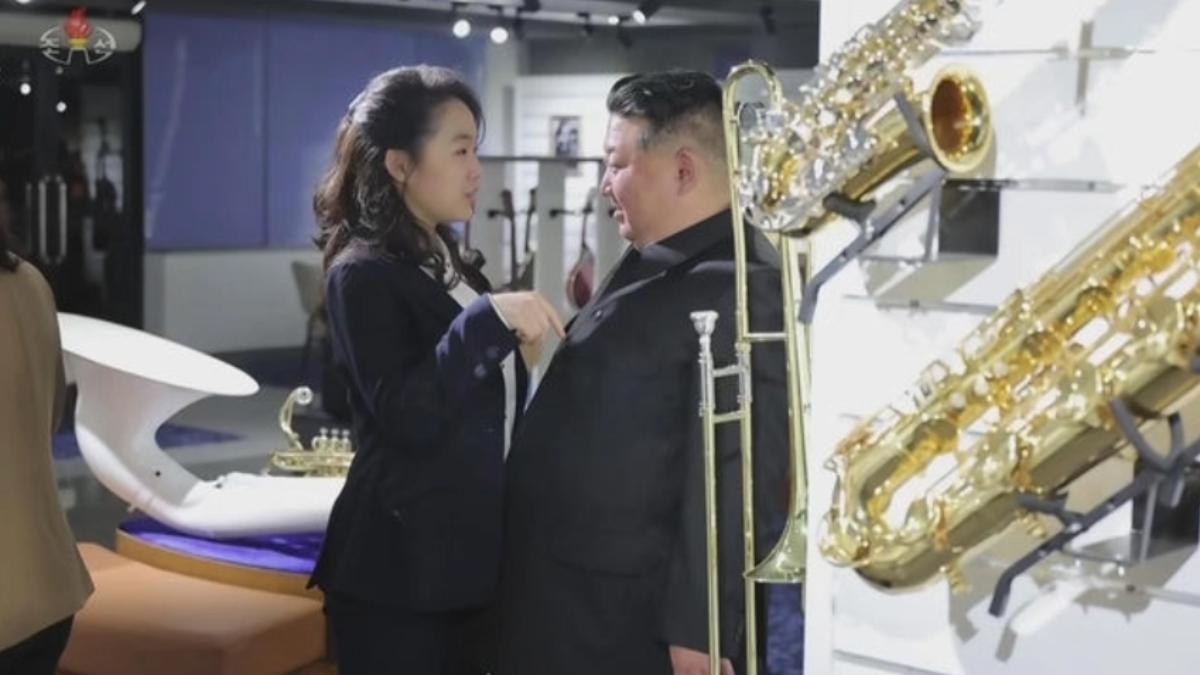 金主愛「戳胸」金正恩親暱畫面曝光 專家揭背後用意:接班布局