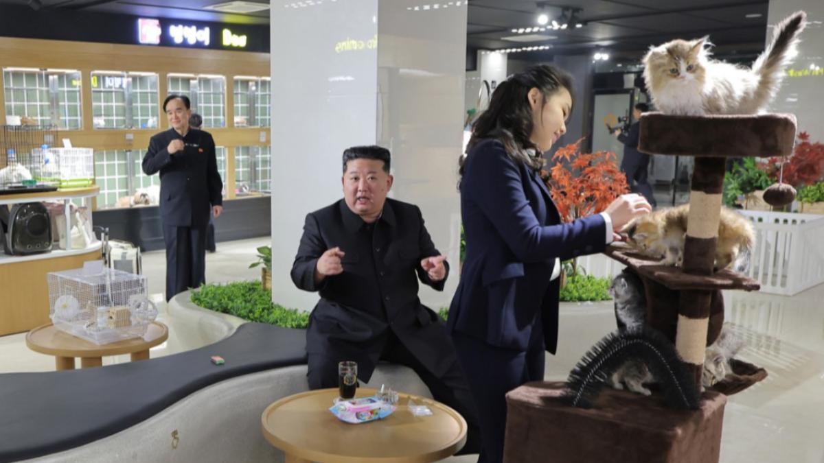 金正恩發言時,女兒金主愛在跟貓咪互動。(圖/翻攝自朝鮮中央通訊社)