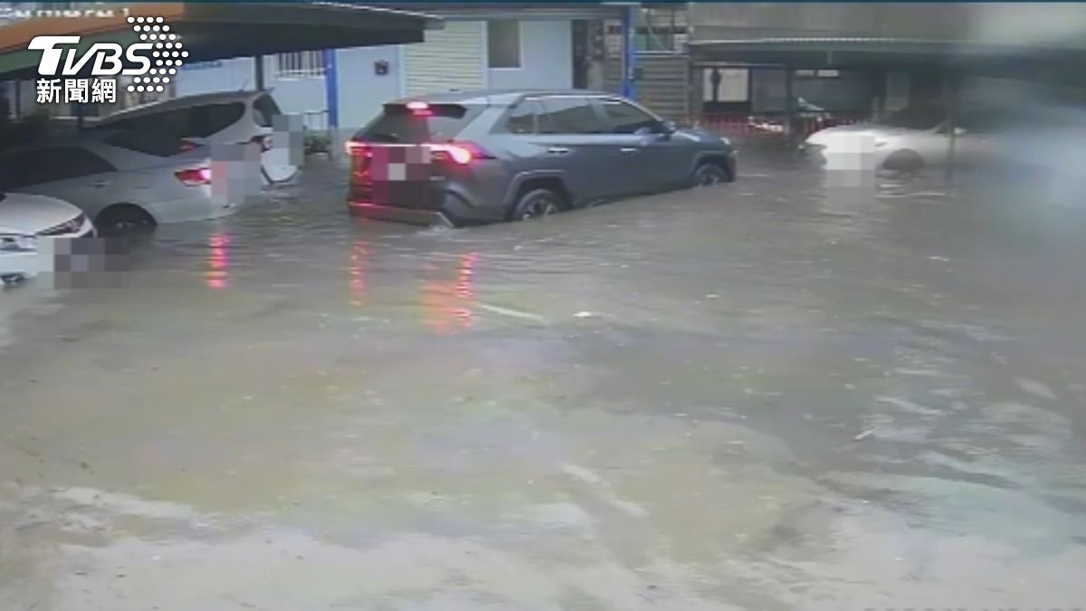 直擊苗栗市區大豪雨下15分鐘!「田寮圳」水淹進停車場 駕駛急移車