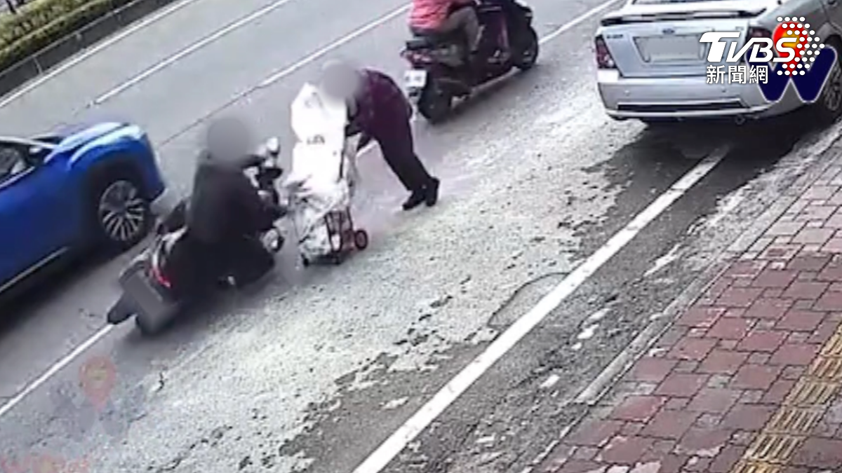 高雄大寮區,1號下班時間,有一名85歲阿嬤,逆向在慢車道上散步,結果一輛機車閃避不及,正面撞上,還好傷勢不嚴重(圖/翻攝 WOW TCHOUT)