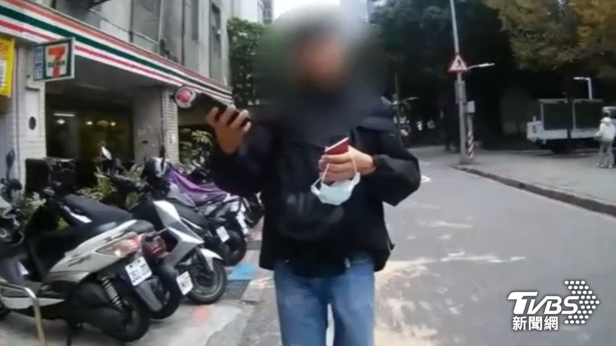 馬來西亞男來台旅行當車手,遇警盤查嚇到發抖,包包搜出9.8萬詐騙贓款。(圖/TVBS)